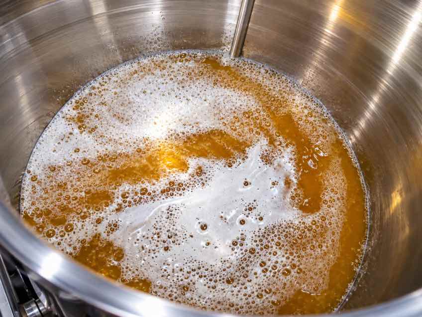 kombucha fermentovaná čaj v nádrži